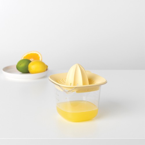 Geltona mechaninė citrinų sulčiaspaudė Brabantia TASTY+, 500 ml