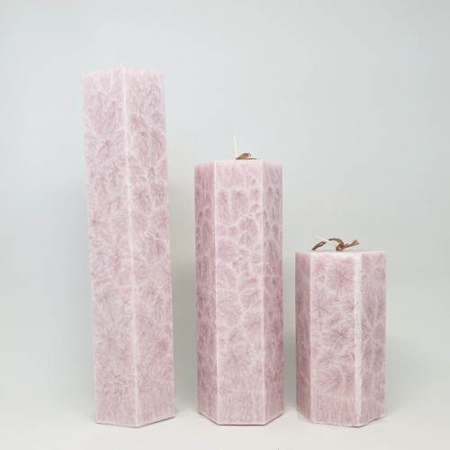 Rožinė šešiakampė žvakė Baltic Candles, 20 cm