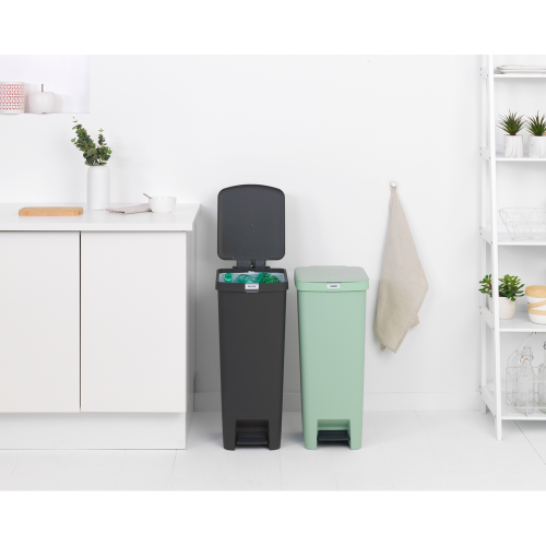 Tamsiai pilka šiukšlių dėžė su pedalu Brabantia STEPUP, 40 L