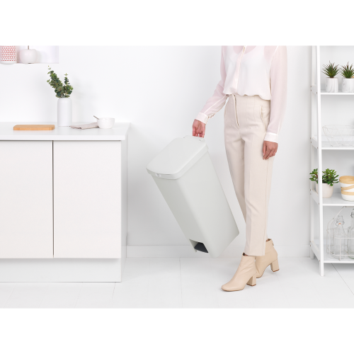 Šviesiai pilka šiukšlių dėžė su pedalu Brabantia STEPUP, 40 L