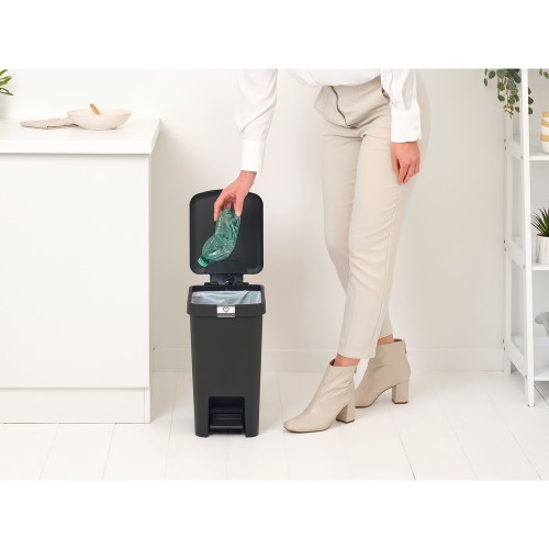 Šiukšlių dėžė su pedalu Brabantia StepUp, tamsiai pilkos sp., 16 l
