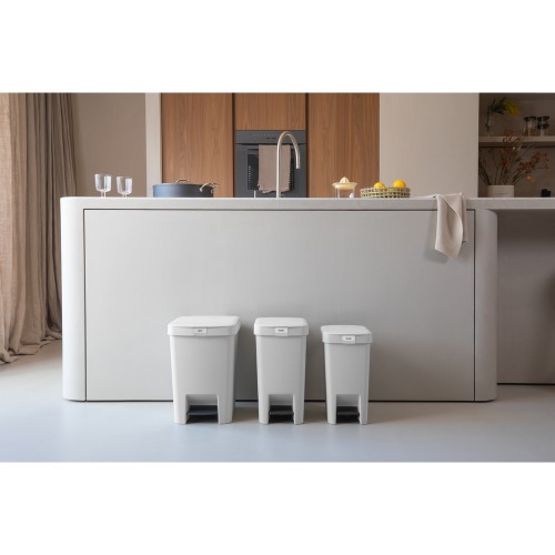 Šiukšlių dėžė su pedalu Brabantia StepUp Light, pilkos. sp, 25 l