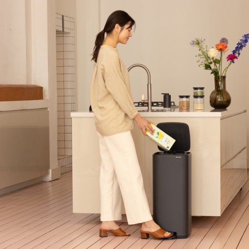 Šiukšlių dėžė Brabantia Bo, tamsiai pilkos sp., 30 L